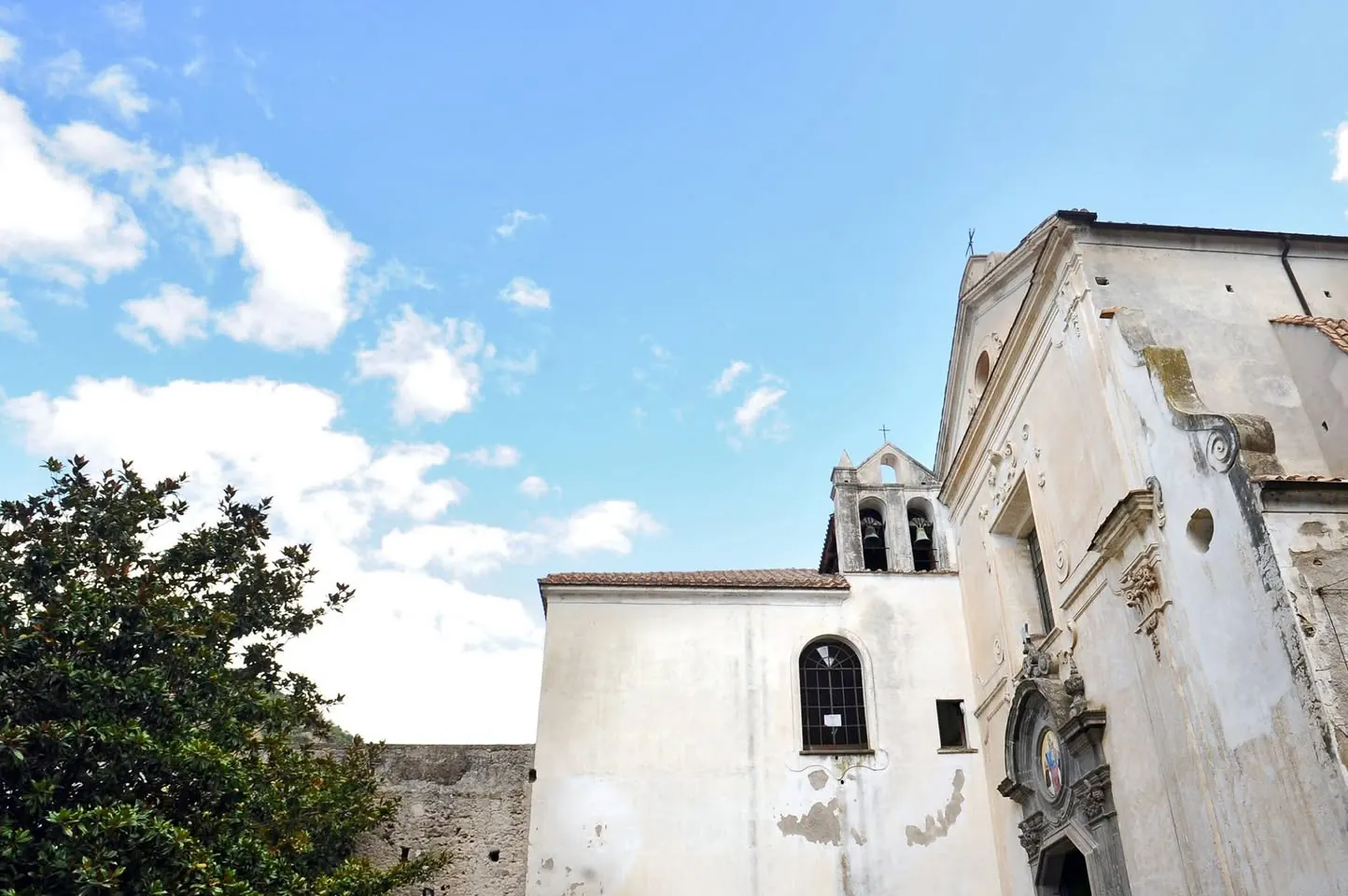 La Chiesa di San Domenico, di fronte alla struttura