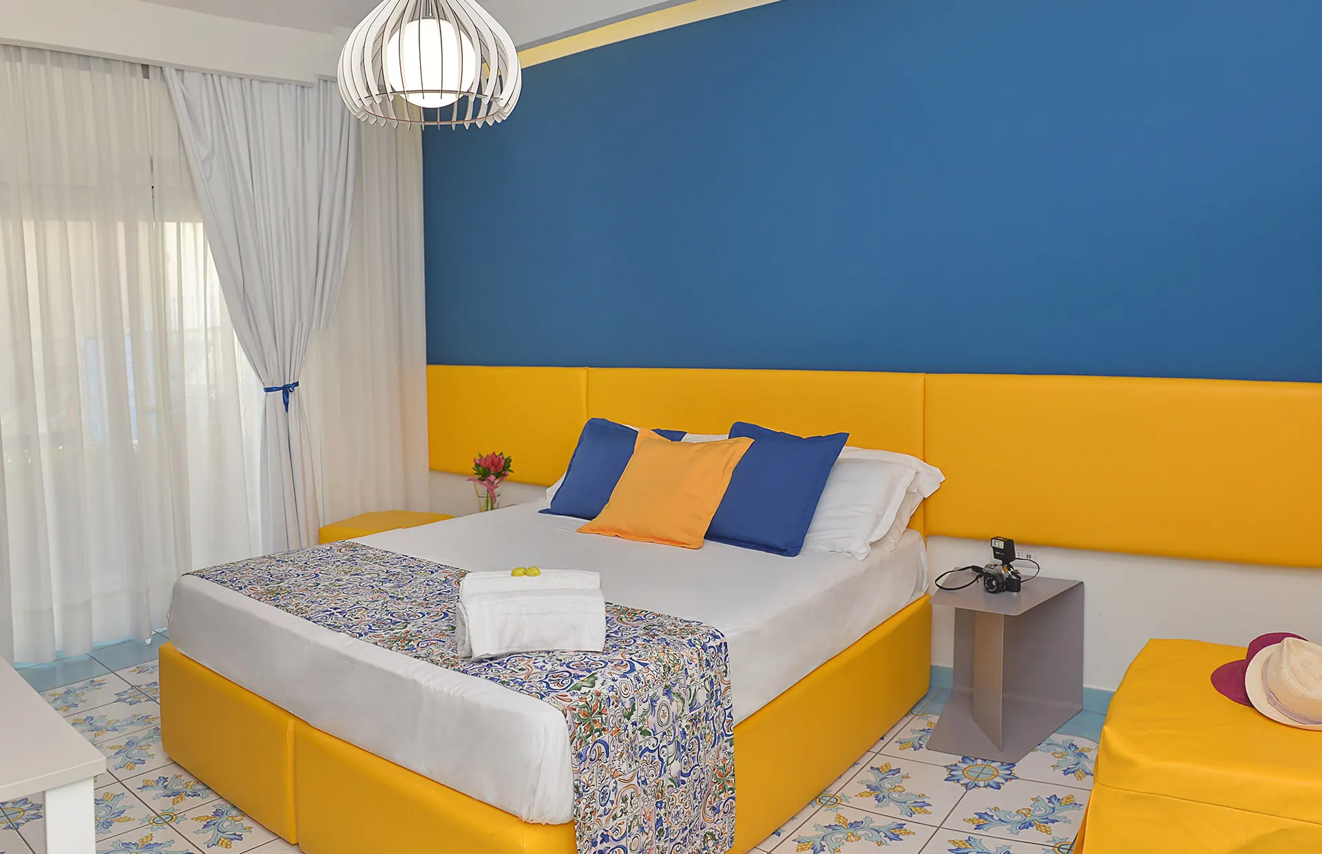Camera di San Domenico Accommodation con testiera blu e base gialla