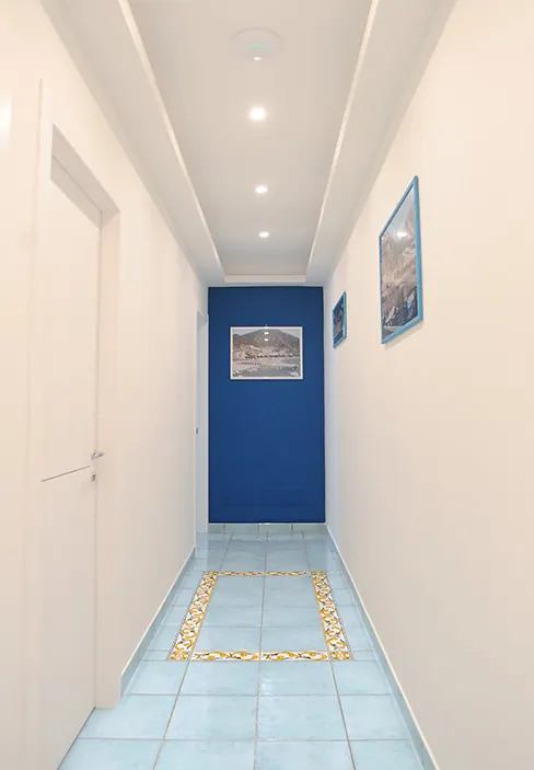 Il corridoio blu della struttura