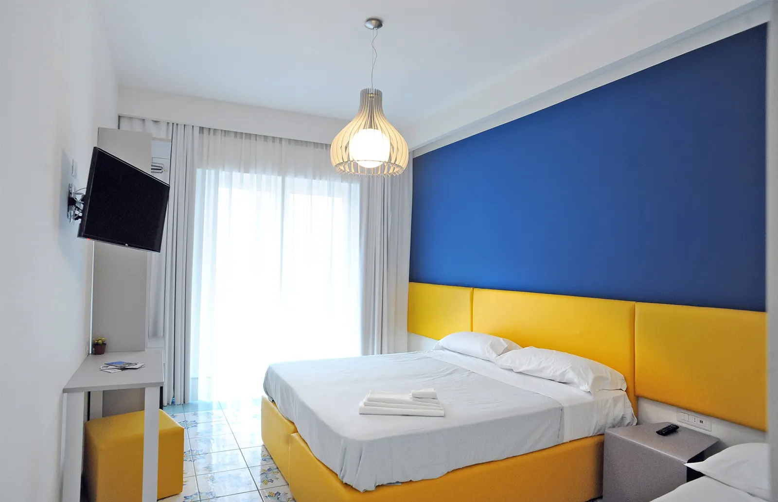 Camera con letto matrimoniale e TV